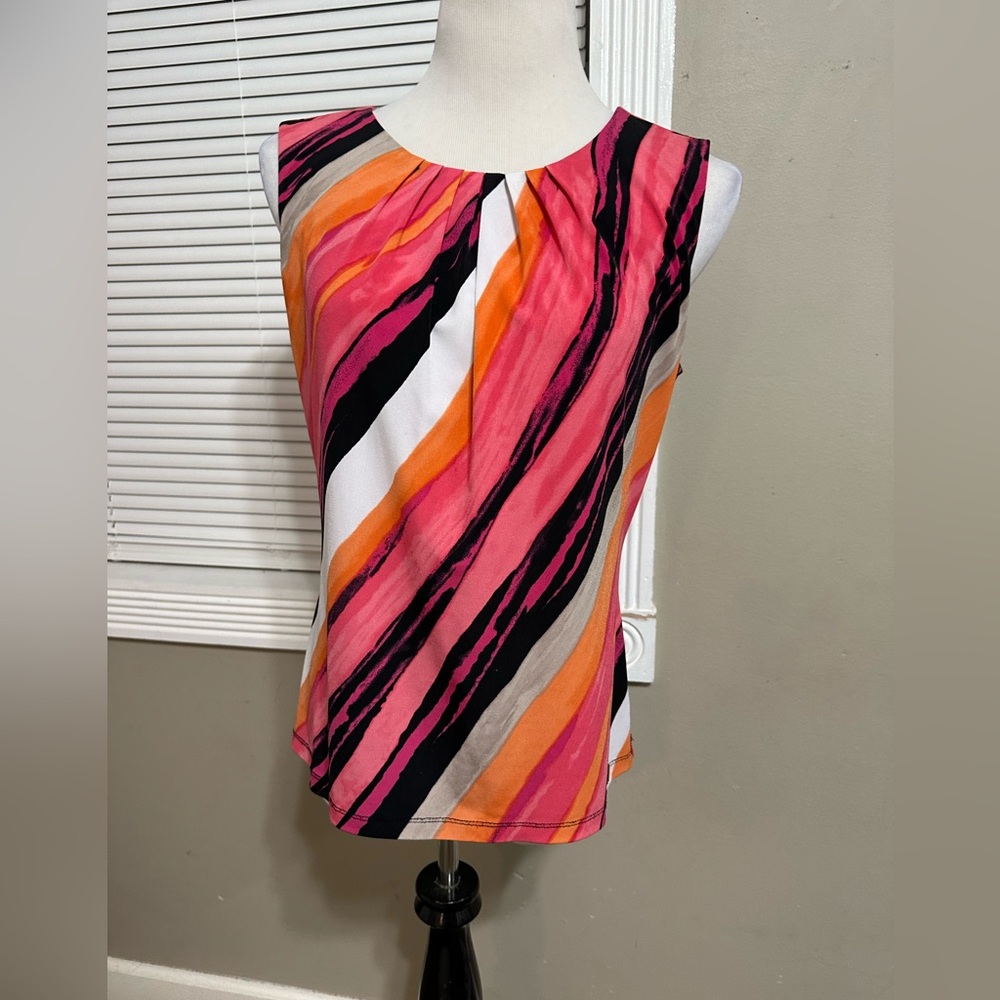 Calvin Klein women’s size M sleeveless blouse with back button pleated scoopneck